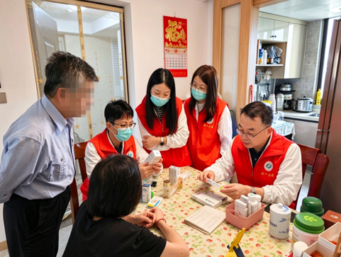 苏州九院的志愿者向老人及其家属讲接用药频次与禁忌。苏州市药学会供图